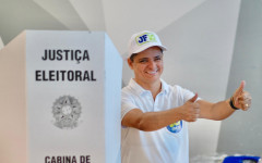 Candidato Jorge Frederico na cabine de votação