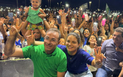 Prefeito reeleito, Wagner Rodrigues comemorando a vitória na Via Lago 