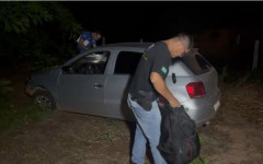 Carro foi abandonado pelos criminosos depois de ficar atolado. 