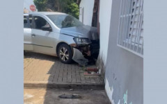 Motorista colide contra parede de igreja e foge em seguida