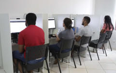  Alunos realizam prova teórica do Detran na modalidade eletrônica, uma iniciativa que integra o processo de modernização dos serviços