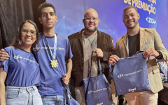 O estudante Iarly e a professora Jakeline presentes no evento do Maratona Tech