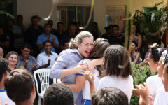 Prefeita Cinthia Ribeiro comemora homologação do concurso da Educação.