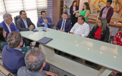 Governador Wanderlei Barbosa e o secretário de Estado da Educação, Fábio Vaz, durante reunião com integrantes da Comissão do PCCR da Educação