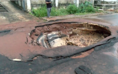 Cratera que se abriu novamente na Av. Tiradentes no bairro Eldorado em Araguaína. 