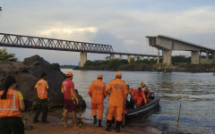 Bombeiros atuando no resgate de vítimas. 