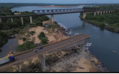 Veículos conseguiram parar sobre a ponte e não caíram no Rio Tocantins 