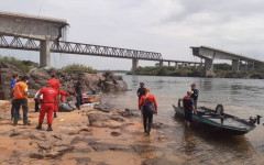 Corpo de bombeiros durante buscas