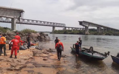  Equipes atuam na busca por vítimas após queda de ponte entre TO e MA