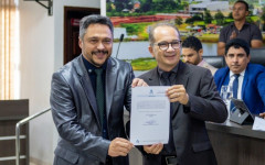 Durante a sessão, o presidente Max Fleury  realizou a posse do suplente de vereador Professor José da Guia 