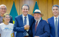  Presidente Lula e ministro da Educação, Camilo Santana, durante cerimônia de anúncio do programa, no Palácio do Planalto.