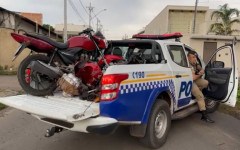 Motos apreendidas na residência foram apresentadas na Central de Flagrantes. 