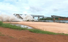 Na imagem, implosão dos restos da ponte JK realizada neste domingo, 2