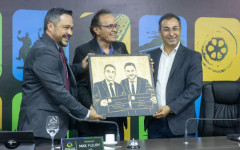 Max Fleury recebendo homenagem 