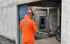 Quando os bombeiros chegaram, o incêndio havia sido controlado por vizinhos. 