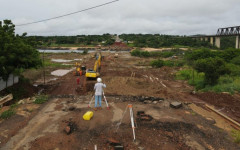 Homens trabalhando na reconstrução da ponte 