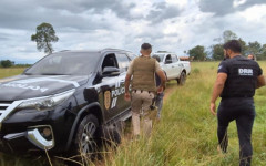 Policiais civis durante operação que resultou na prisão de três suspeitos por abuso sexual de crianças em Nova Olinda