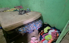 Quarto onde as crianças viviam era pequeno, sujo e com colchões encardidos, segundo a polícia.