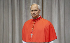 Cardeal americano Robert Prevost, eleito novo papa com o nome de Leão XIV, durante sua primeira aparição pública no Vaticano