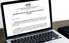 Computador exibindo informações sobre o Inquérito Civil Público que investiga a Câmara Municipal de São Valério, com foco nas denúncias de servidores fantasmas.