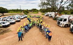 Colaboradores da BRK formam o símbolo do Maio Amarelo com balões e destacam o compromisso com a segurança no trânsito