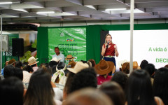 A comunicadora e mentora, Sirlei Benetti, realizou a palestra