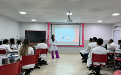 Estudantes durante aula prática no curso de Medicina do Unitpac 
