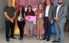 Entrega dos prêmios da campanha Meus Amores reuniu os ganhadores, vendedoras e a diretoria da ACIARA. Na imagem: Presidente Fábio Lopes, Vice-presidente Tomas Vaz e o Diretor Roger Kuhn, ao lado das premiadas.