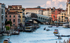 Bacaro tradicional em Veneza serve cicchetti típicos à beira do canal, proporcionando uma das experiências mais autênticas da cidade.