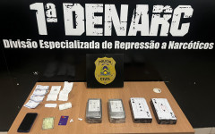  Na mochila da suspeita, foram localizadas substâncias análogas à cocaína e ao crack