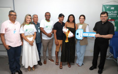 O título reforça o compromisso do Município em desenvolver políticas públicas e garantir a prioridade dos cuidados com a primeira infância na agenda municipal.