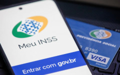 Aposentados poderão resolver questões do INSS em agências dos Correios: atendimento gratuito e prioritário começa em 30 de maio.