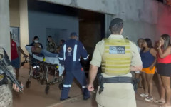 Tio da vítima sendo atendidi por socorristas do Samu.