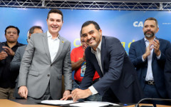 Governador Wanderlei Barbosa e o ministro das Cidades, Jader Barbalho Filho, durante a assinatura dos contratos que garantem quase 900 novas moradias no Tocantins