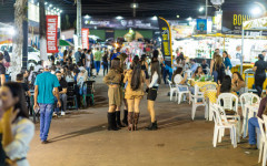 A feira conta com uma ampla praça de alimentação, shopping agro, estandes diversificados, instituições financeiras, parque de diversões e muito mais  