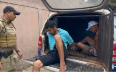 Suspeitos foram presos próximo ao local do crime ainda com os mesmos trajes usados durante o ataque.