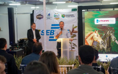 Prefeito Wagner Rodrigues durante discurso na abertura da 57ª Expoara, reforçando o apoio da gestão ao agronegócio e à valorização do produtor rural.