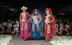 As três finalistas do concurso Garota Expoara 2025: Gabrielle Lagares (2º lugar), Maria Cecília Palitot (1º lugar) e Roberta Carvalho (3º lugar).