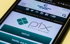 Pix é o pagamento instantâneo brasileiro. O meio de pagamento criado pelo Banco Central (BC) em que os recursos são transferidos entre contas em poucos segundos, a qualquer hora ou dia. É prático, rápido e seguro. 