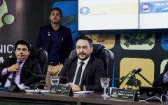 Vereadores durante sessão que aprovou projetos do presidente Max Fleury e de outros três parlamentares na Câmara de Araguaína.