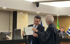 Tiago Dimas (Podemos) recebe diploma do presidente do TRE, João Rigo Guimarães 