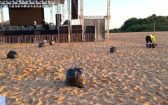 As prefeituras vão mobilizar funcionários e voluntários na limpeza das praias.