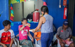 A população beneficiada pelo programa também é acompanhada por profissionais de saúde, psicólogos e assistentes sociais.