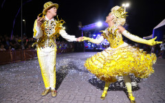 A abertura do festival contará com os concursos para a escolha do Casal de Reis, Casal Cangaço, Casal de Noivos, Rainha e Rainha da Diversidade do São João do Cerrado 2025. A animação fica por conta do Forró do Lampião e o trio Tucana