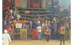 Parte da arquibancada desabou durante a apresentação 