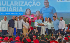 Governador Wanderlei Barbosa e presidente Luiz Inácio Lula da Silva assinam, em Araguatins, acordo que garante ao Tocantins a gestão fundiária de 1,9 milhão de hectares de terras da União