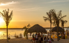 Praias do Tocantins em julho: diversão exige cuidado. Energisa alerta para riscos de choques elétricos por ligações improvisadas próximas à água. Use apenas instalações regulamentadas e evite acidentes.