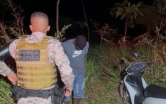 Suspeito preso conduz PM ao local onde moto foi escondida após assalto.