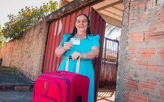 Dona Leonor já planeja sua primeira viagem com o cartão do idoso.