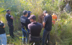 Policais Civis e Penais vasculham local do crime 